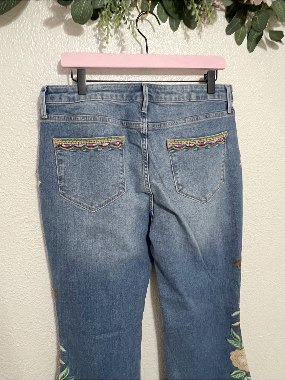 NWT Free People Driftwood Farrah Gardenia Embroidered Flare Jeans - Picture 9 of 11